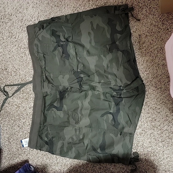 NWT 4x camouflage cargo shorts. - Picture 2 of 2